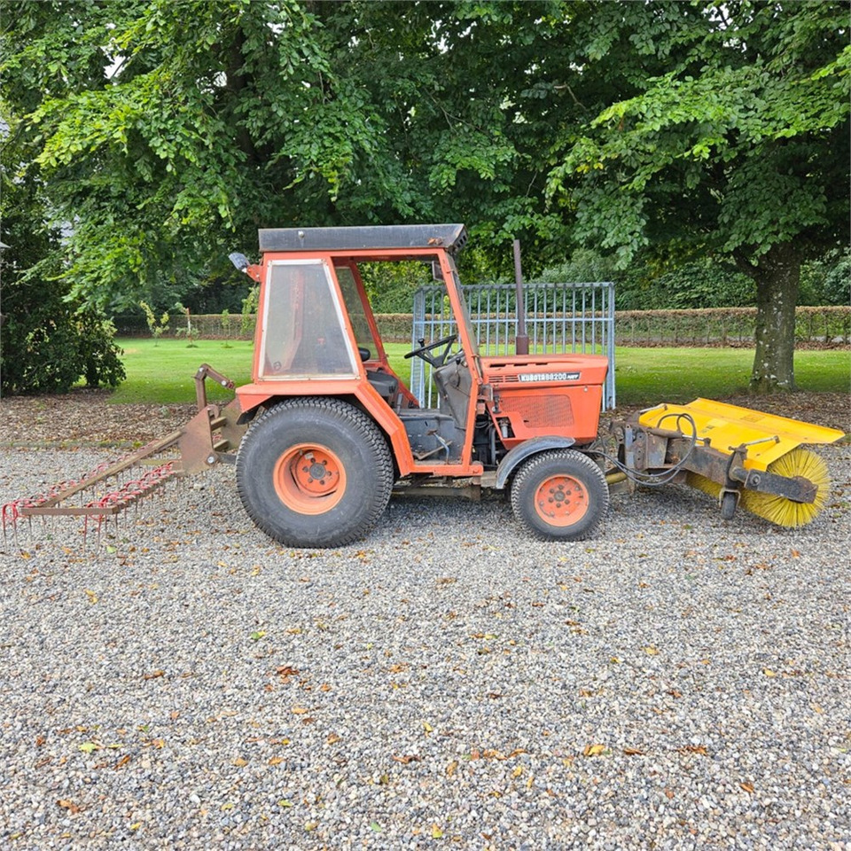 Kubota B8200 - Trator municipal: foto 4 Kubota B8200 - Trator municipal: foto 4