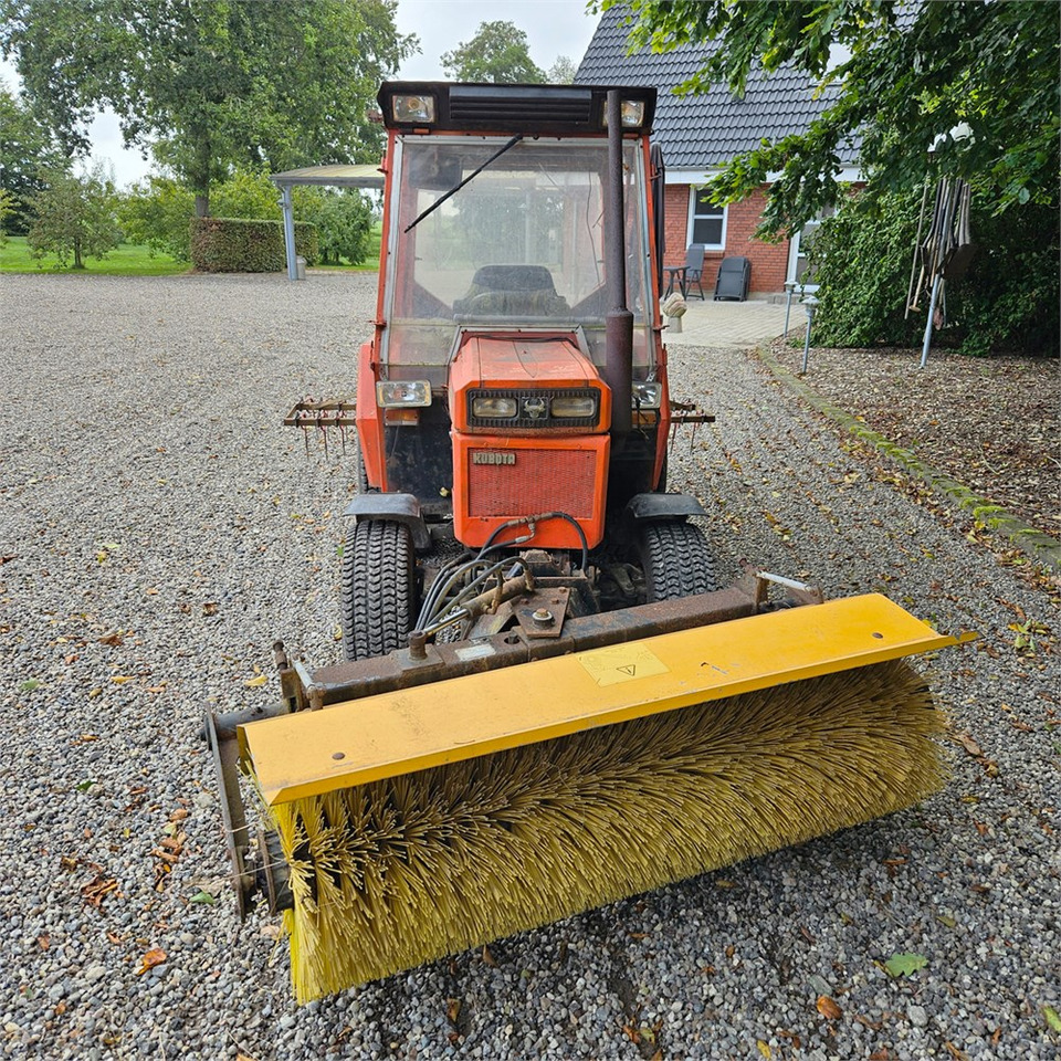Kubota B8200 - Trator municipal: foto 3 Kubota B8200 - Trator municipal: foto 3
