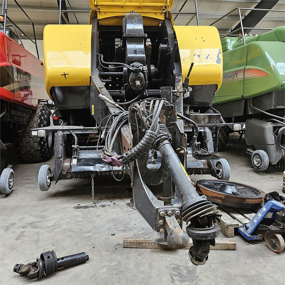 New Holland BB9090 - Máquina para produção de feno: foto 3 New Holland BB9090 - Máquina para produção de feno: foto 3