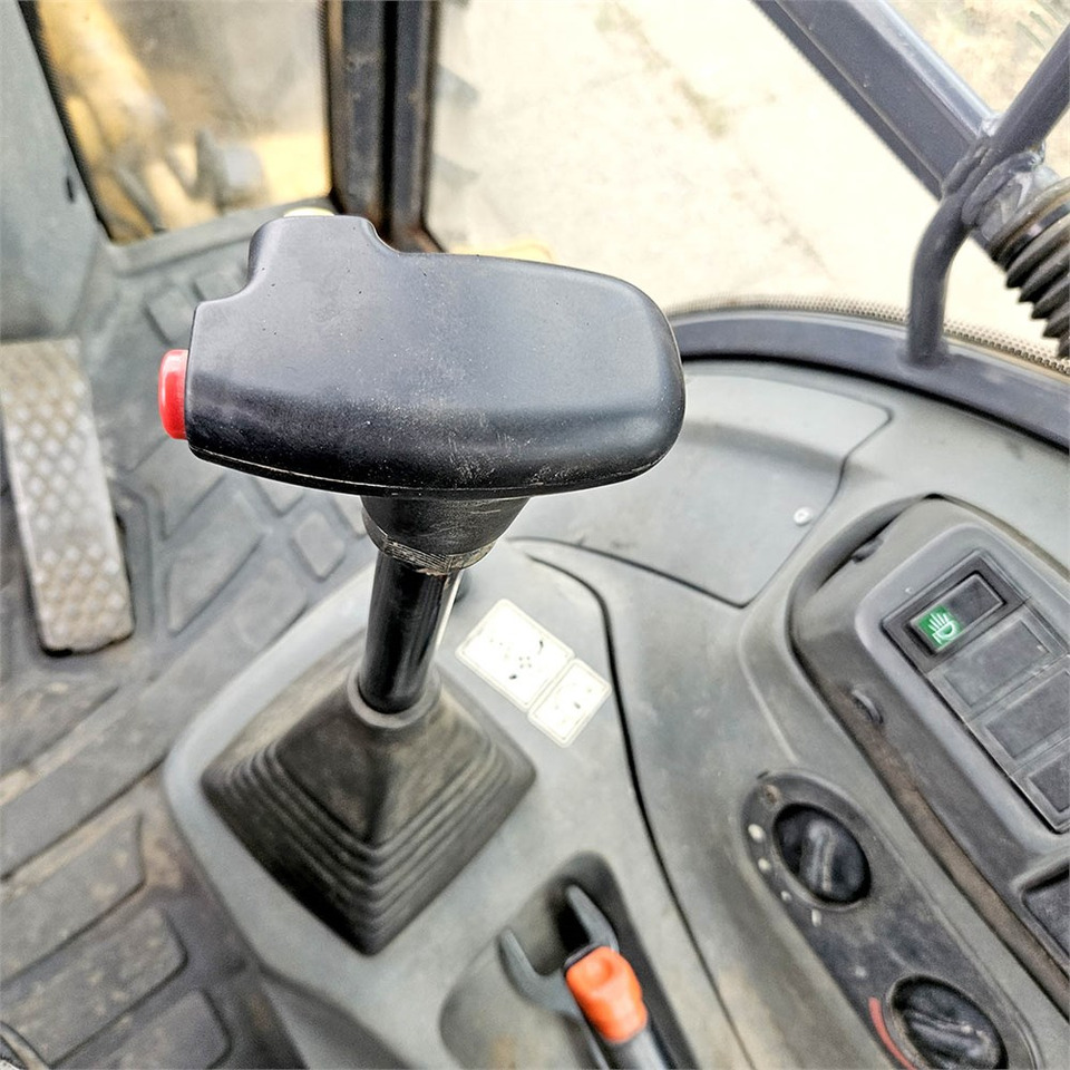 Retroescavadeira New Holland LB115: foto 13