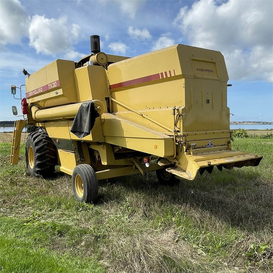 New Holland TX 30 - Ceifeira debulhadora: foto 5 New Holland TX 30 - Ceifeira debulhadora: foto 5
