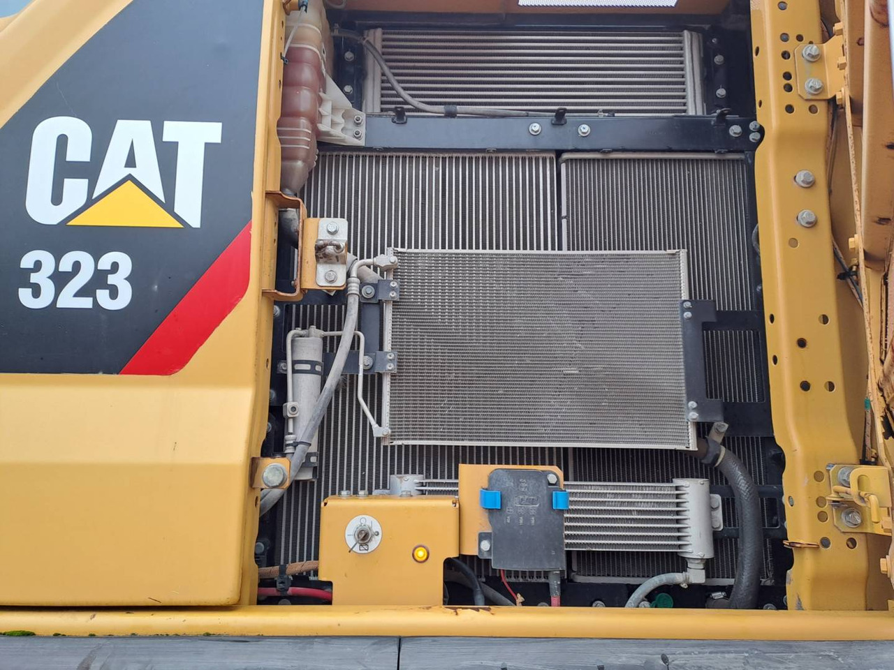 Escavadora de rastos CAT 323: foto 11