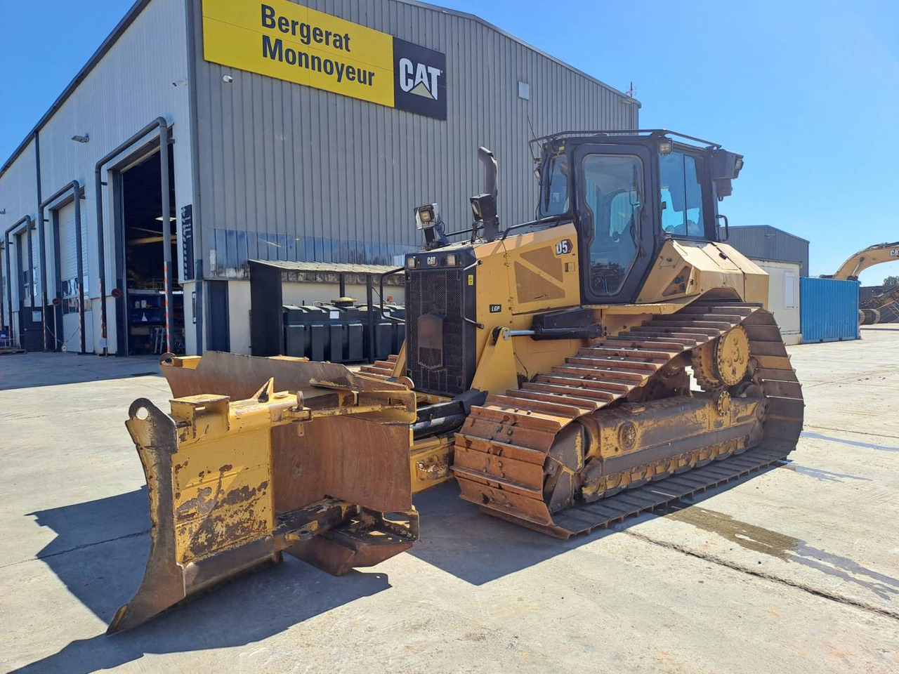 CAT D5 - Buldôzer: foto 1 CAT D5 - Buldôzer: foto 1