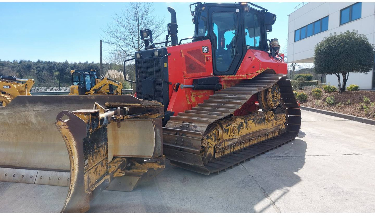 CAT D5 - Buldôzer: foto 1 CAT D5 - Buldôzer: foto 1