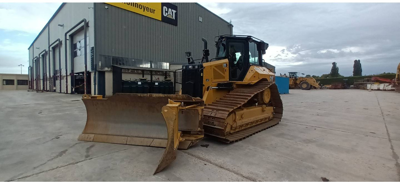 CAT D5 - Buldôzer: foto 1 CAT D5 - Buldôzer: foto 1