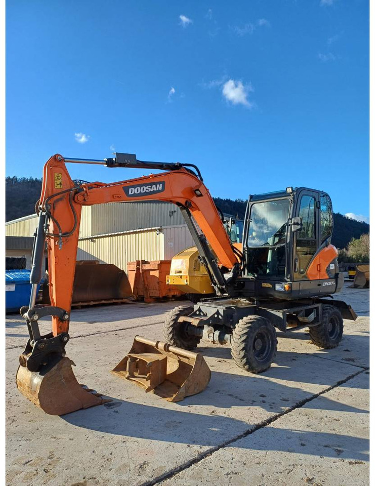 DOOSAN INFRACORE AMERICA CORP. DX57W-7 - Escavadeira de rodas: foto 1 DOOSAN INFRACORE AMERICA CORP. DX57W-7 - Escavadeira de rodas: foto 1
