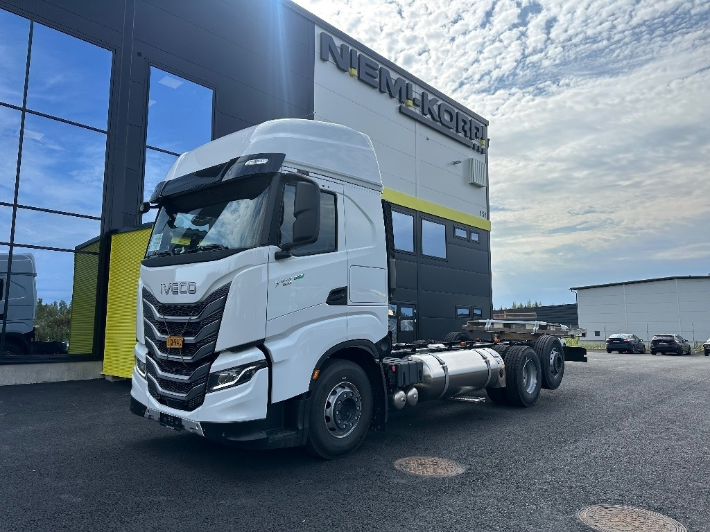 Iveco S-Way AS26S50 NP 2xLNG 6x2*4 - Camião chassi: foto 1 Iveco S-Way AS26S50 NP 2xLNG 6x2*4 - Camião chassi: foto 1