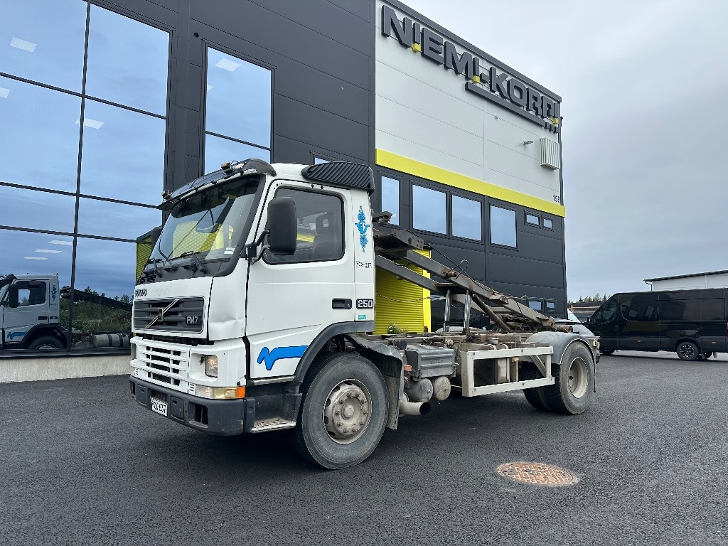 Volvo FM7 4x2 vaijerilaitteilla - Camião multibenne: foto 1 Volvo FM7 4x2 vaijerilaitteilla - Camião multibenne: foto 1