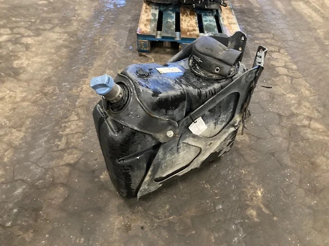 Mercedes A9604701515 – Mercedes adblue tank - Tanque para AdBlue por Camião: foto 2 Mercedes A9604701515 – Mercedes adblue tank - Tanque para AdBlue por Camião: foto 2