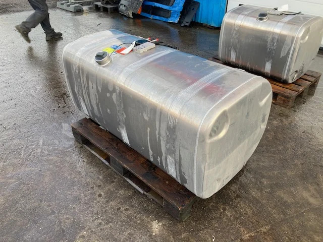 Scania Diesel tank – Scania 2714200 - Tanque de combustível por Camião: foto 1 Scania Diesel tank – Scania 2714200 - Tanque de combustível por Camião: foto 1