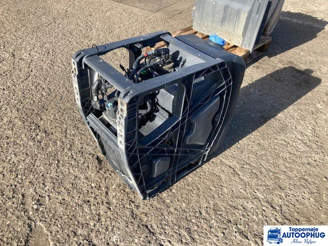 Volvo Adblue tank 21645367 – 23251720 - Tanque para AdBlue por Camião: foto 4 Volvo Adblue tank 21645367 – 23251720 - Tanque para AdBlue por Camião: foto 4