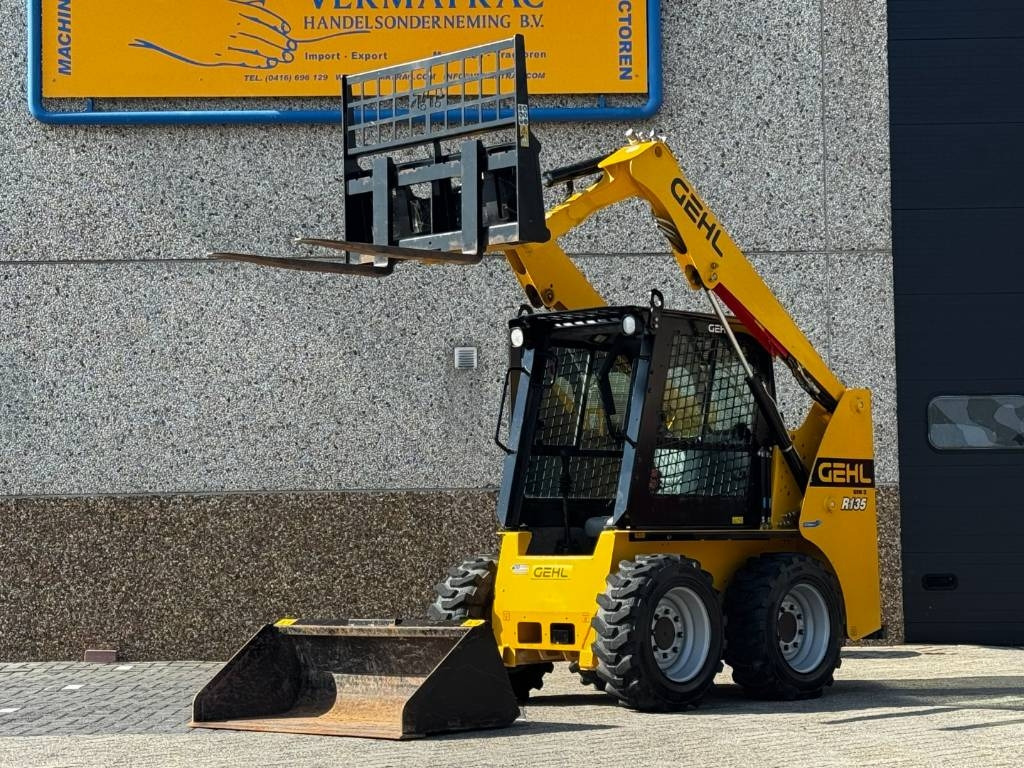 Gehl R135 / Manitou 1350R Skid Steer, 2022 - Mini pá carregadora: foto 1 Gehl R135 / Manitou 1350R Skid Steer, 2022 - Mini pá carregadora: foto 1