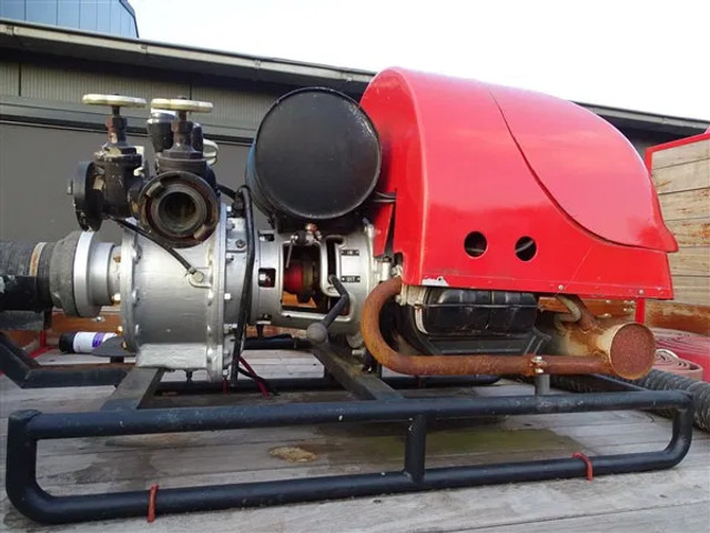 Mercedes-Benz LP 1117 4x4 TURBO Motor Brandweerauto Vw motor met Waterpomp in openlaadbak - Carro de bombeiro: foto 4 Mercedes-Benz LP 1117 4x4 TURBO Motor Brandweerauto Vw motor met Waterpomp in openlaadbak - Carro de bombeiro: foto 4