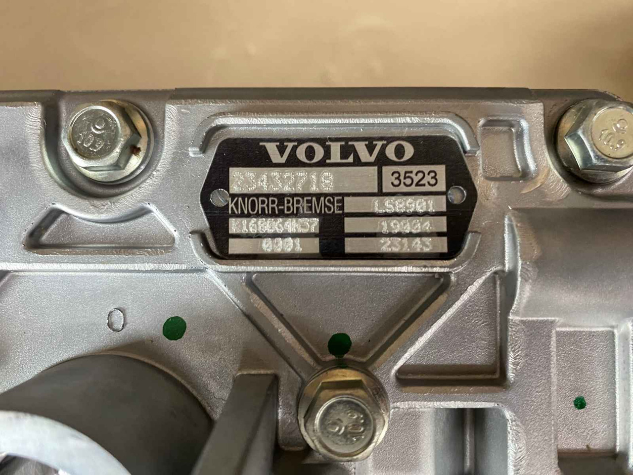 VOLVO AIR COMPRESSOR 23432718 - Compressor, sistema de ar comprimido por Camião: foto 2 VOLVO AIR COMPRESSOR 23432718 - Compressor, sistema de ar comprimido por Camião: foto 2