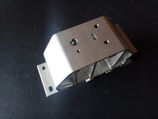 VOLVO BUMPER SUPPORT - 82464973 - Para-choque por Camião: foto 1 VOLVO BUMPER SUPPORT - 82464973 - Para-choque por Camião: foto 1