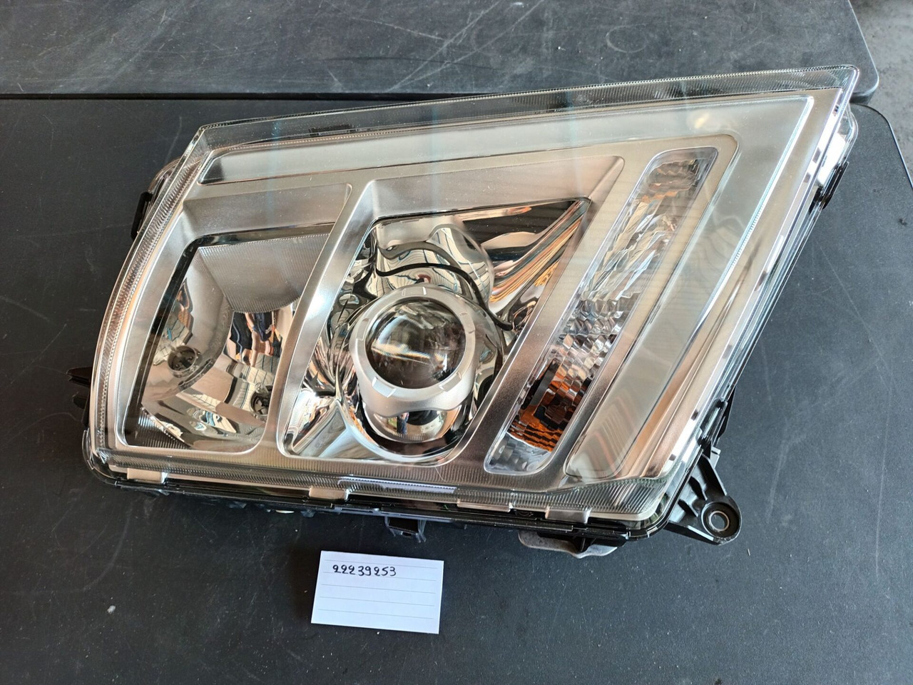 VOLVO HEADLAMP - 22239253 - Farol dianteira por Camião: foto 1 VOLVO HEADLAMP - 22239253 - Farol dianteira por Camião: foto 1