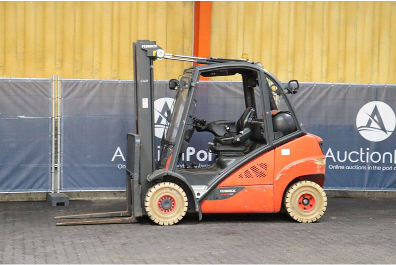 Fenwick-Linde H25T-02 - Empilhadeira a gás: foto 1 Fenwick-Linde H25T-02 - Empilhadeira a gás: foto 1