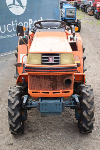 Trator Kubota B1-14 Bulltra: foto 8 Trator Kubota B1-14 Bulltra: foto 8
