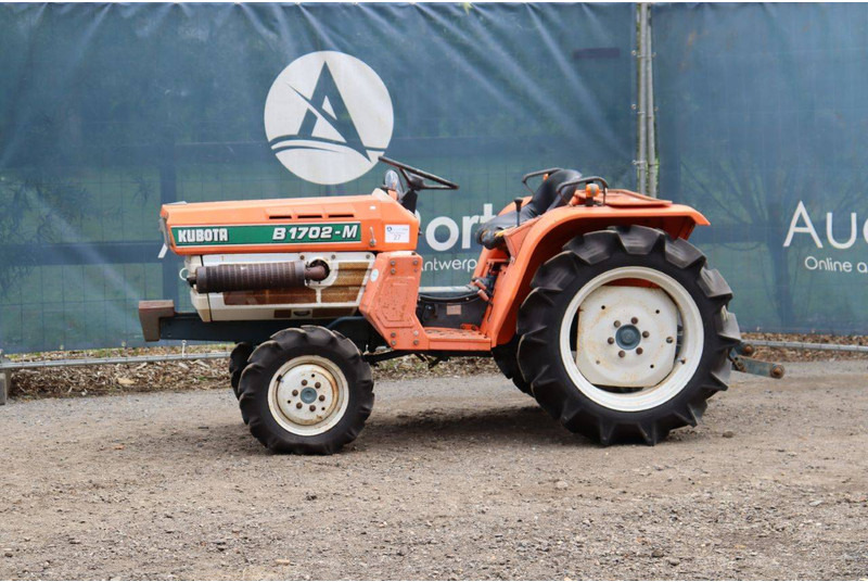 Kubota B1702-M - Trator: foto 1 Kubota B1702-M - Trator: foto 1