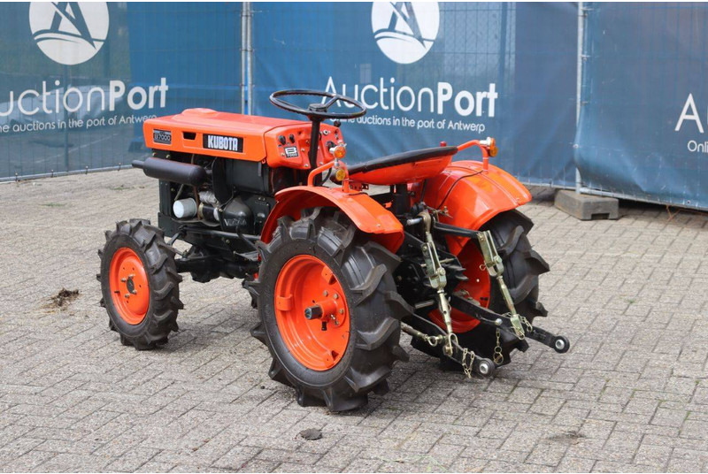 Kubota B7000 - Trator: foto 4 Kubota B7000 - Trator: foto 4