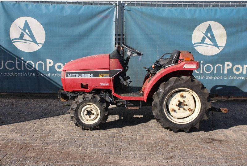 Mitsubishi MT165 - Trator: foto 2 Mitsubishi MT165 - Trator: foto 2