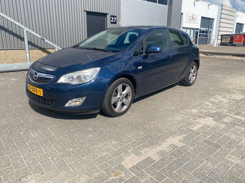Opel Astra 1.6 - Sedan: foto 1 Opel Astra 1.6 - Sedan: foto 1