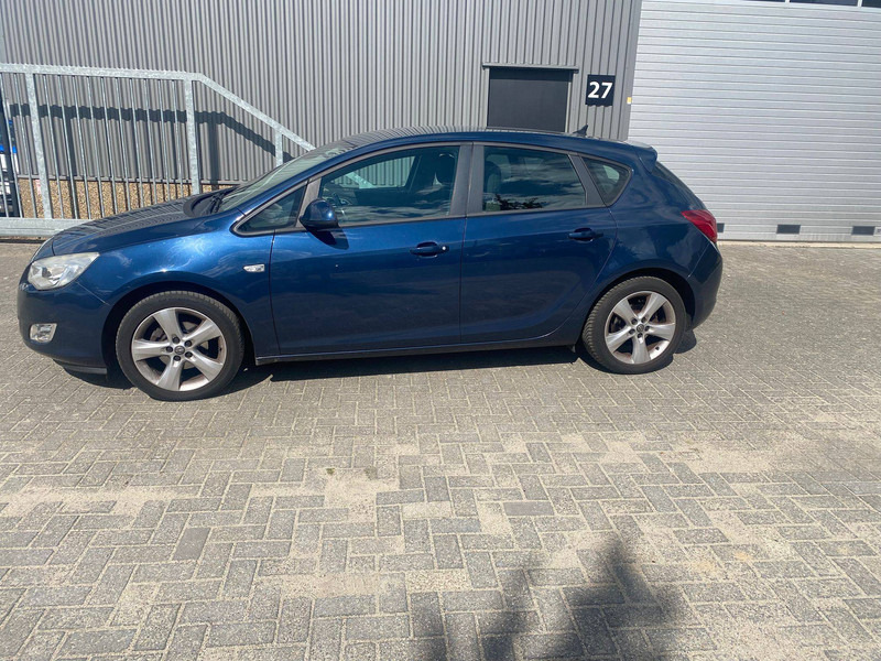 Opel Astra 1.6 - Sedan: foto 2 Opel Astra 1.6 - Sedan: foto 2