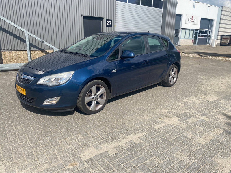 Opel Astra 1.6 - Sedan: foto 3 Opel Astra 1.6 - Sedan: foto 3