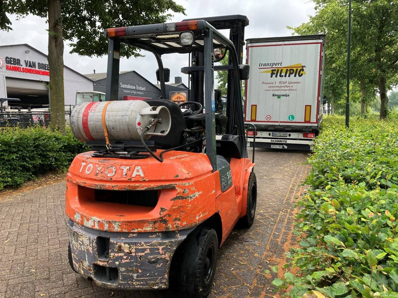 Toyota 02-7FGF30 - Empilhadeira a gás: foto 5 Toyota 02-7FGF30 - Empilhadeira a gás: foto 5