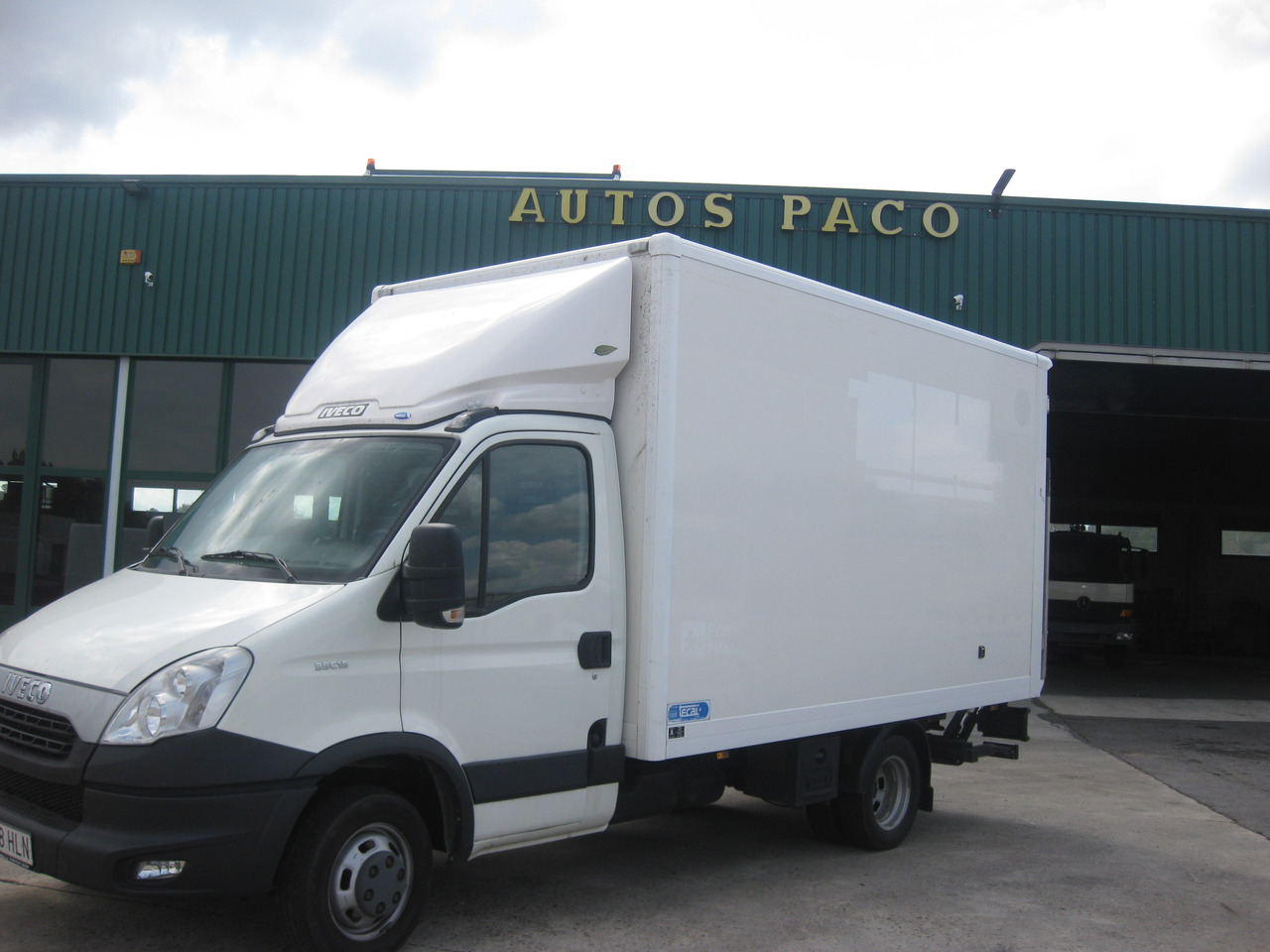 IVECO 35C15 CAJA CERRADA - Carrinha de contentor: foto 2 IVECO 35C15 CAJA CERRADA - Carrinha de contentor: foto 2