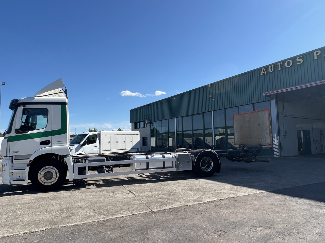 Camión Mercedes frigorífico - Camião chassi: foto 2 Camión Mercedes frigorífico - Camião chassi: foto 2