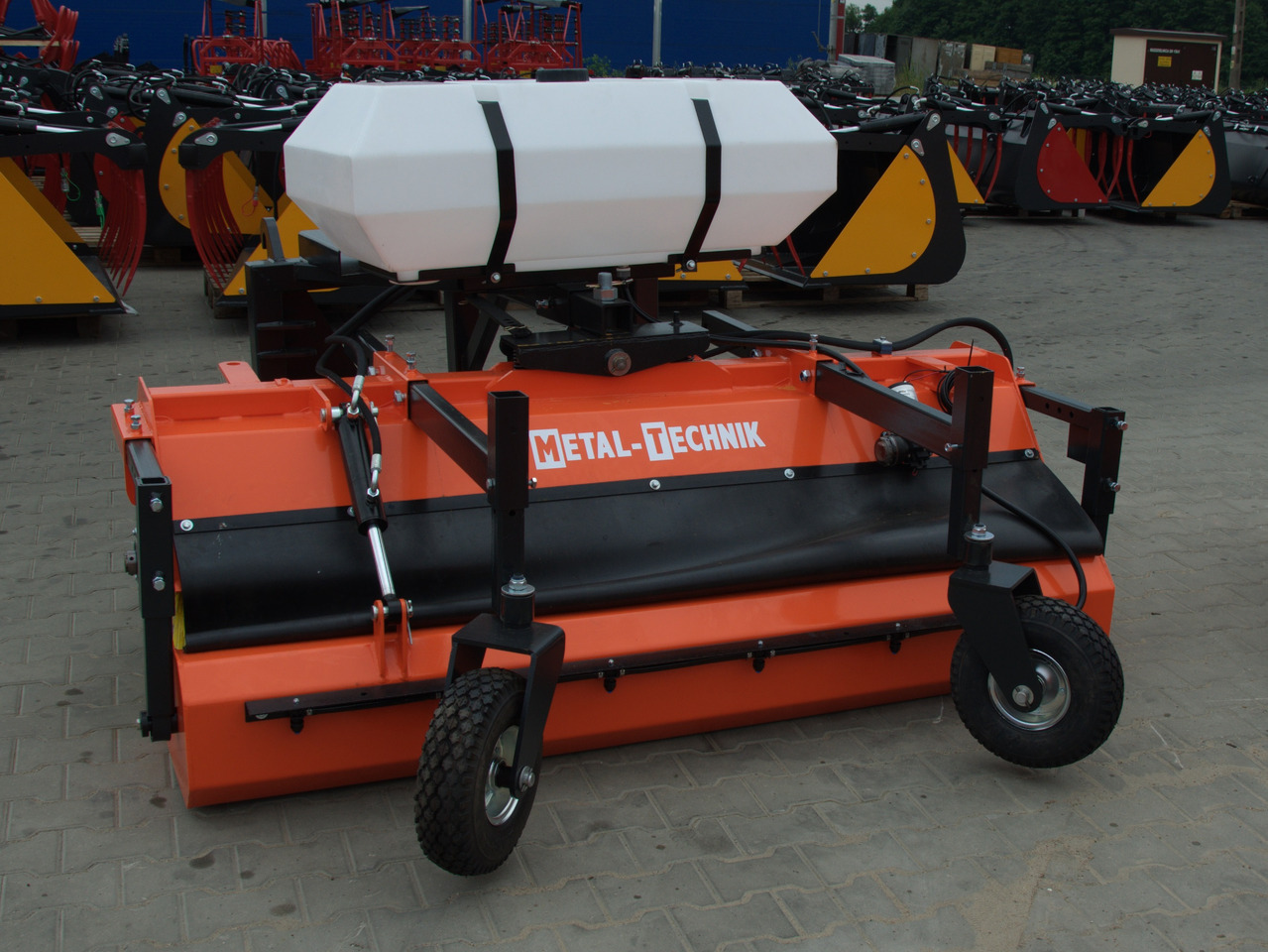 Metal-Technik Zamiatarka 1400 mm / Kehrmaschine 1400 mm/Sweeper 1400 mm/ Подметальная машина 1400 мм - Vassoura: foto 3 Metal-Technik Zamiatarka 1400 mm / Kehrmaschine 1400 mm/Sweeper 1400 mm/ Подметальная машина 1400 мм - Vassoura: foto 3