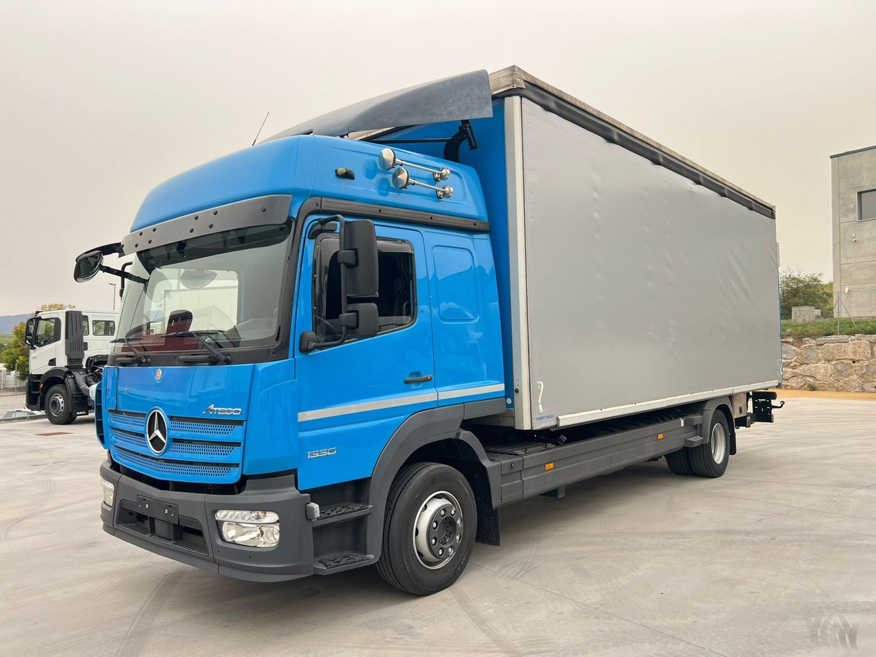 MERCEDES BENZ 13.30L Atego E6 (Tauliner) - Camião de lona: foto 1 MERCEDES BENZ 13.30L Atego E6 (Tauliner) - Camião de lona: foto 1