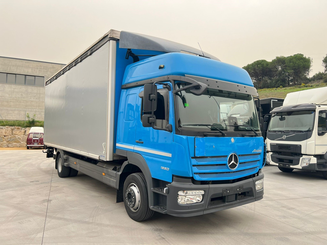 MERCEDES BENZ 13.30L Atego E6 (Tauliner) - Camião de lona: foto 2 MERCEDES BENZ 13.30L Atego E6 (Tauliner) - Camião de lona: foto 2