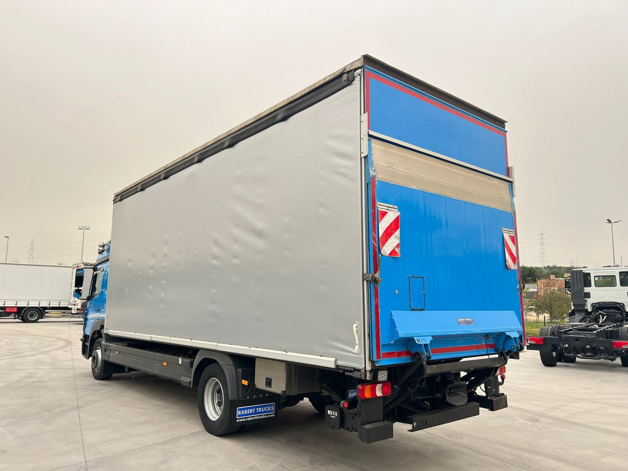 MERCEDES BENZ 13.30L Atego E6 (Tauliner) - Camião de lona: foto 4 MERCEDES BENZ 13.30L Atego E6 (Tauliner) - Camião de lona: foto 4