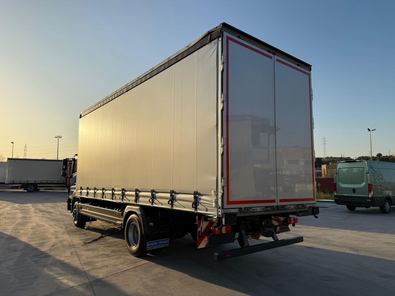 MERCEDES BENZ 16.30L Atego E6 (Tauliner) - Camião de lona: foto 4 MERCEDES BENZ 16.30L Atego E6 (Tauliner) - Camião de lona: foto 4