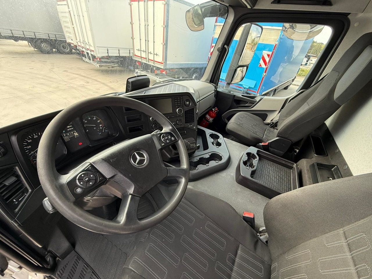 MERCEDES BENZ 18.27 Antos E6 (Tauliner) - Camião de lona: foto 5 MERCEDES BENZ 18.27 Antos E6 (Tauliner) - Camião de lona: foto 5