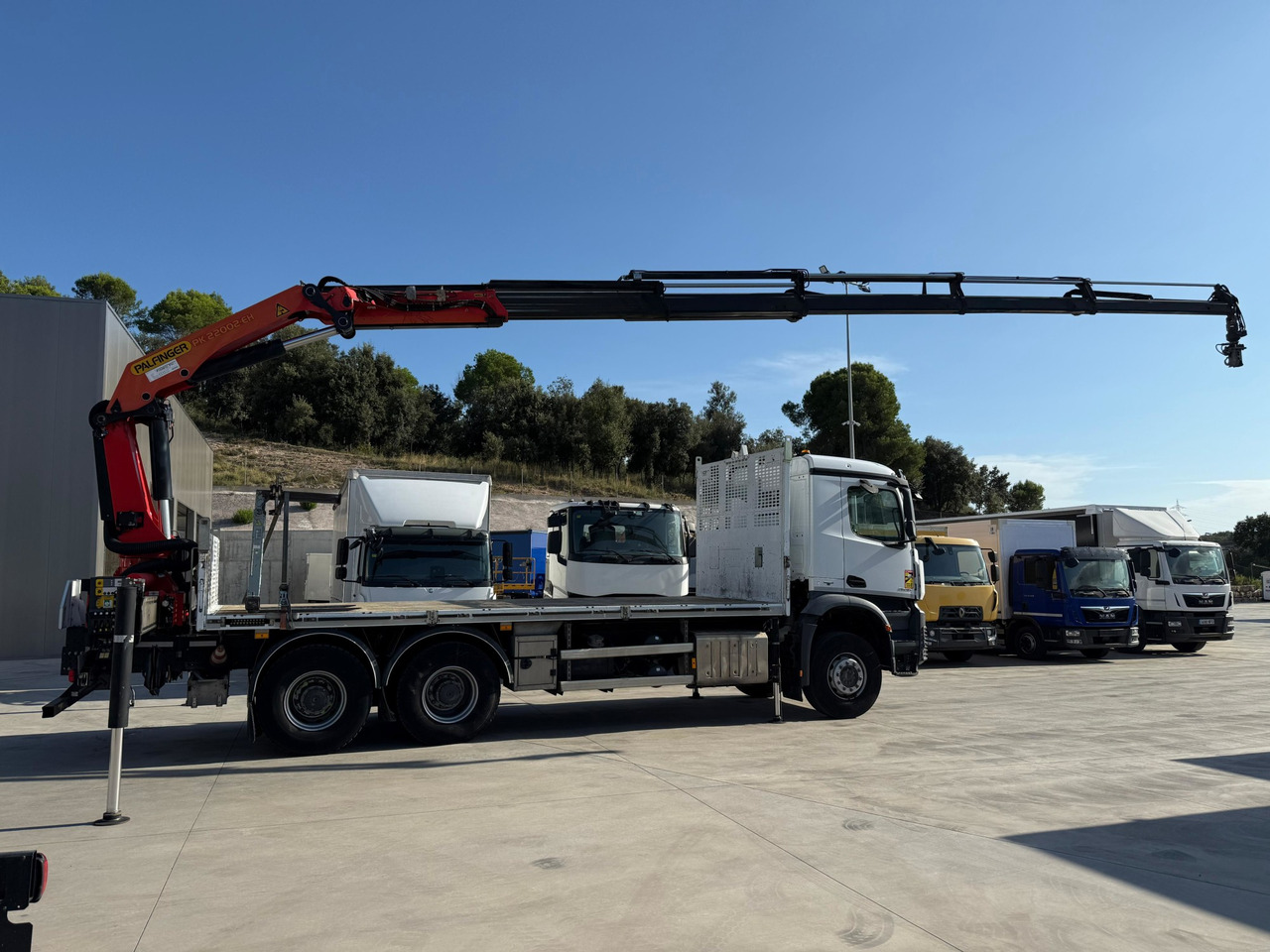 MERCEDES BENZ 26.36 Arocs E6 (Platform and Crane) - Camião de caixa aberta/ Plataforma, Camião grua: foto 3 MERCEDES BENZ 26.36 Arocs E6 (Platform and Crane) - Camião de caixa aberta/ Plataforma, Camião grua: foto 3
