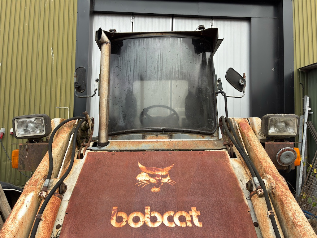 Pá carregadora de rodas Bobcat 2400: foto 25