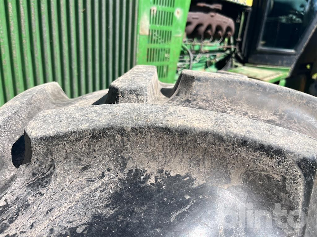 Trator JOHN DEERE 3640 MFWD: foto 19