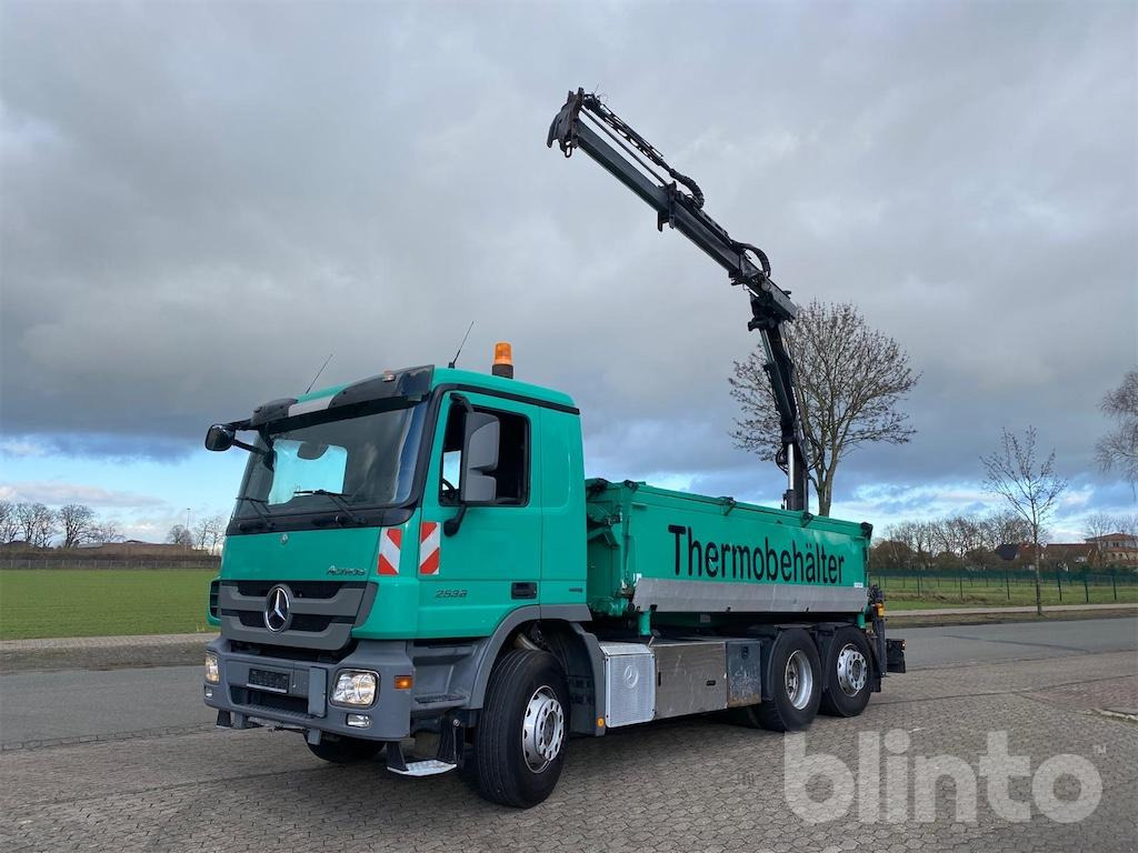 Mercedes Benz 2536L 6x2 (2012) - Camião basculante, Camião grua: foto 1 Mercedes Benz 2536L 6x2 (2012) - Camião basculante, Camião grua: foto 1