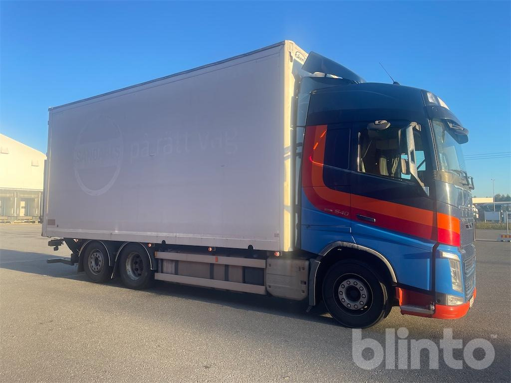 VOLVO FH540 6x2*4 - Camião furgão: foto 2 VOLVO FH540 6x2*4 - Camião furgão: foto 2