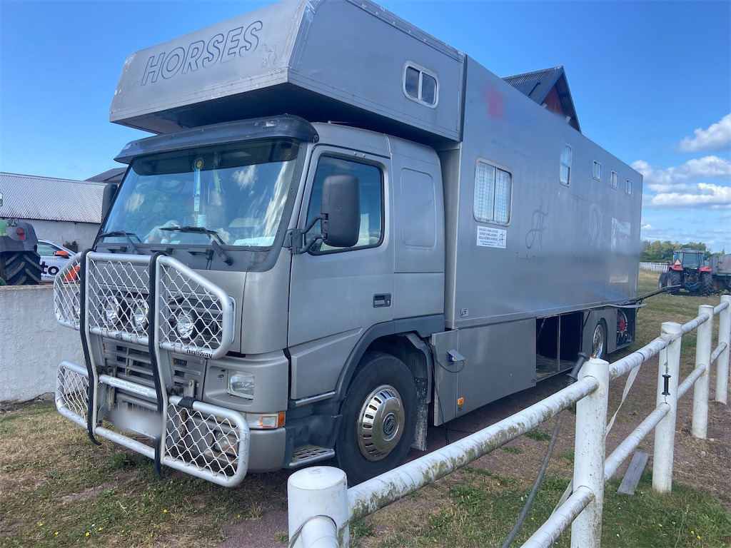 VOLVO FM10 4X2 FÖRLÄNGD - Camião de transporte de cavalos: foto 1 VOLVO FM10 4X2 FÖRLÄNGD - Camião de transporte de cavalos: foto 1