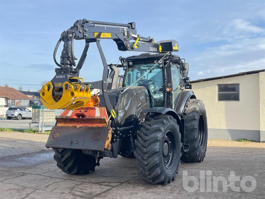 Valtra T175 EV (2024) mit Kesla 326 T Forwarderkran - Trator: foto 1 Valtra T175 EV (2024) mit Kesla 326 T Forwarderkran - Trator: foto 1