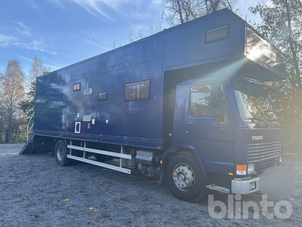 Volvo FL7 4X2 - Camião de transporte de cavalos: foto 4 Volvo FL7 4X2 - Camião de transporte de cavalos: foto 4