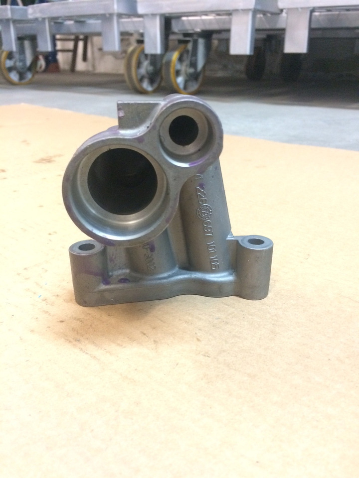 FLANGIA DI COLLEGAMENTO MODULO OLIO MAN 51054406000 - Motor e peças por Camião: foto 4 FLANGIA DI COLLEGAMENTO MODULO OLIO MAN 51054406000 - Motor e peças por Camião: foto 4