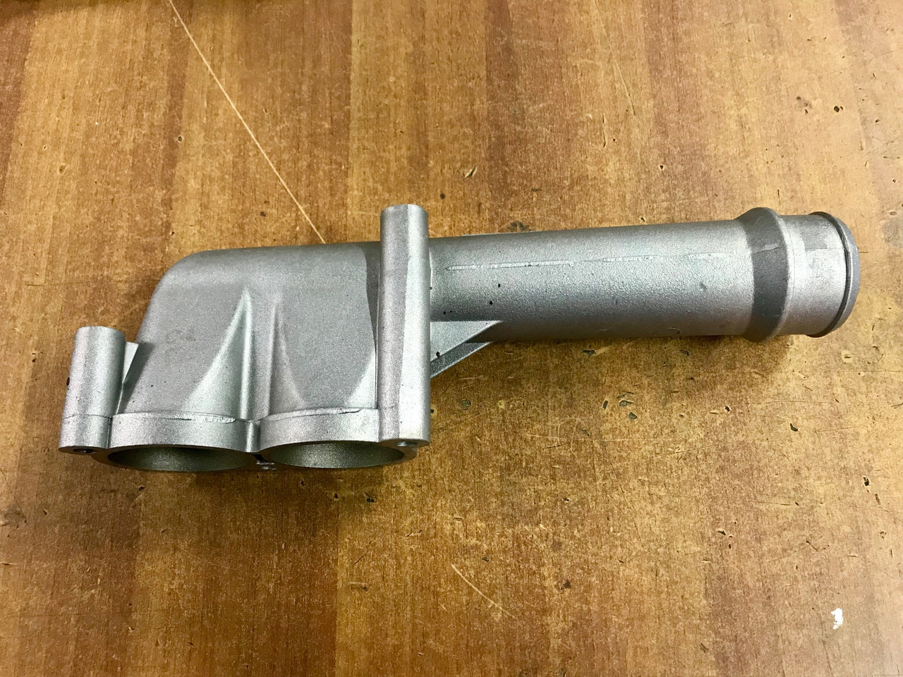 GOMITO LIQUIDO RAFFREDDAMENTO SU SCATOLA TERMOSTATO PER MOTORI MAN D2066 - D2676 - Sistema de arrefecimento por Camião: foto 3 GOMITO LIQUIDO RAFFREDDAMENTO SU SCATOLA TERMOSTATO PER MOTORI MAN D2066 - D2676 - Sistema de arrefecimento por Camião: foto 3