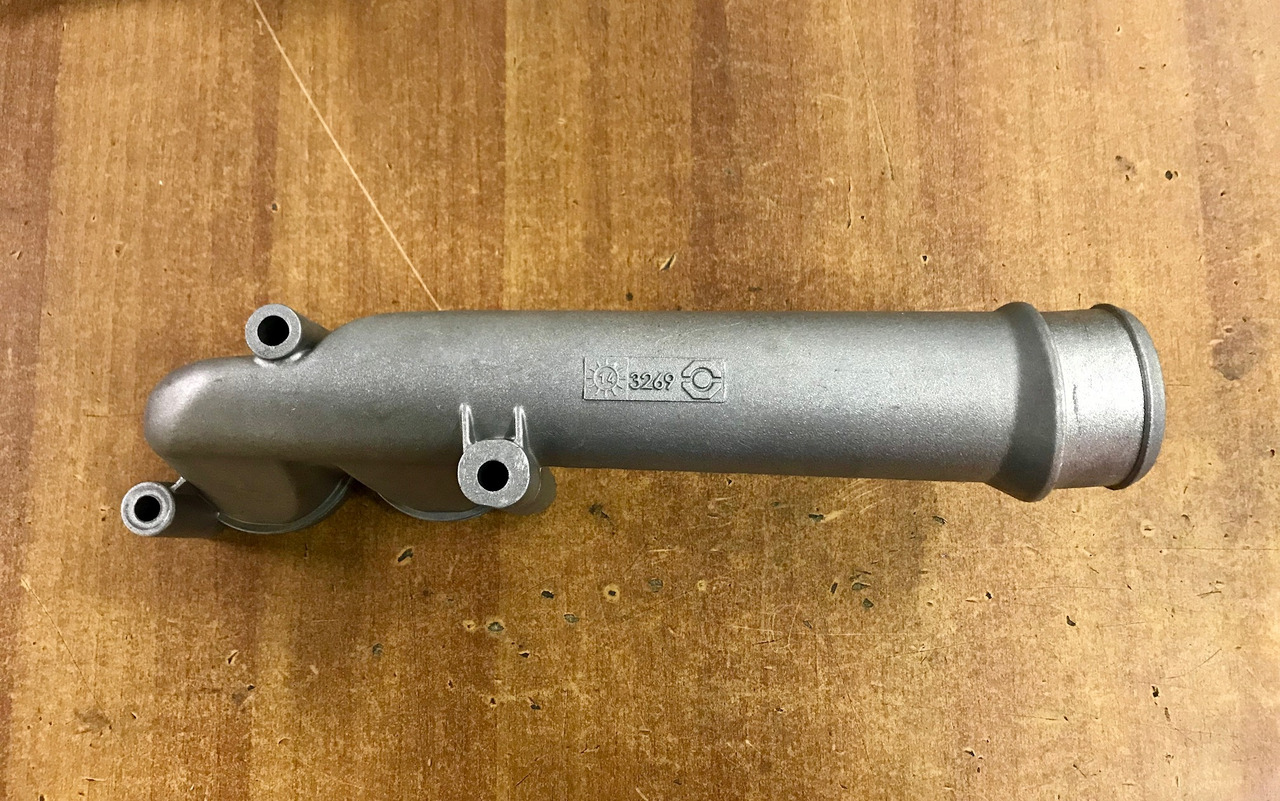 GOMITO LIQUIDO RAFFREDDAMENTO SU SCATOLA TERMOSTATO PER MOTORI MAN D2066 - D2676 - Sistema de arrefecimento por Camião: foto 2 GOMITO LIQUIDO RAFFREDDAMENTO SU SCATOLA TERMOSTATO PER MOTORI MAN D2066 - D2676 - Sistema de arrefecimento por Camião: foto 2