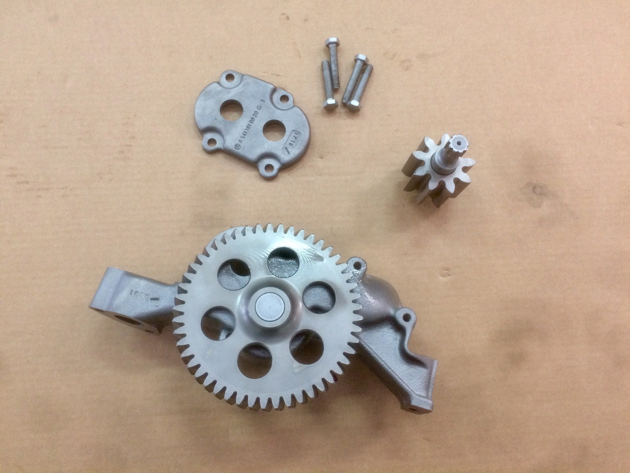 POMPA OLIO MOTORE MERCEDES OM457HLA - Bomba de óleo por Camião: foto 3 POMPA OLIO MOTORE MERCEDES OM457HLA - Bomba de óleo por Camião: foto 3