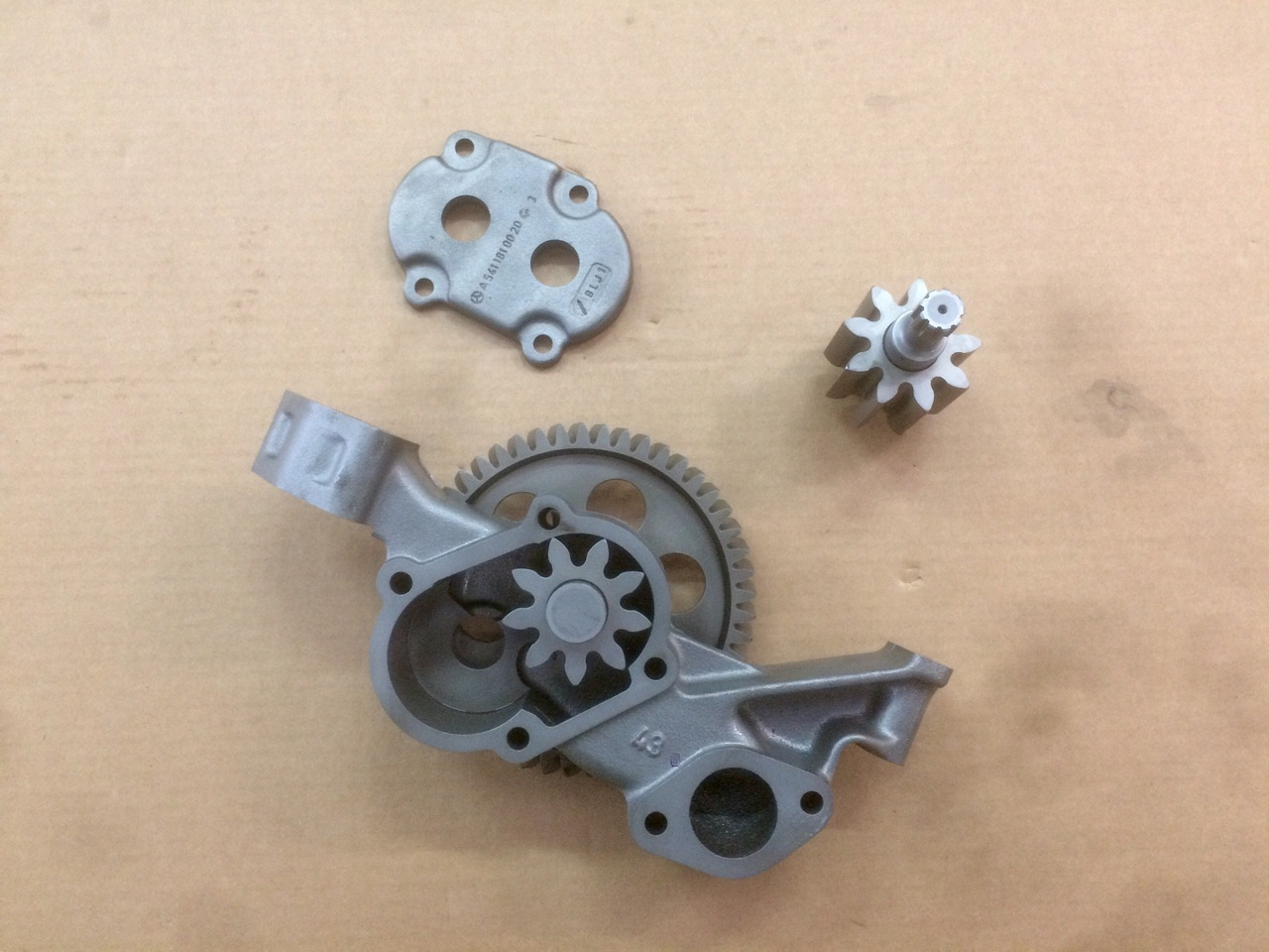 POMPA OLIO MOTORE MERCEDES OM457HLA - Bomba de óleo por Camião: foto 2 POMPA OLIO MOTORE MERCEDES OM457HLA - Bomba de óleo por Camião: foto 2